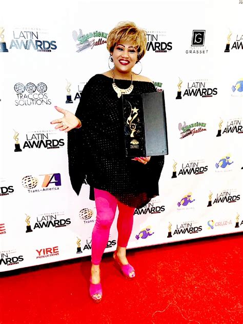 “LA CUBANISIMA” Bárbara Ruiz vuelve con «Los Santos me Iluminan» +VIDEO