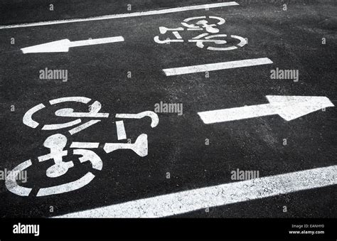 Road lane markings cycle hi-res stock photography and images - Alamy