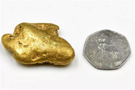 Treasure Hunter Finds Englands Biggest Gold Nugget Worth K With