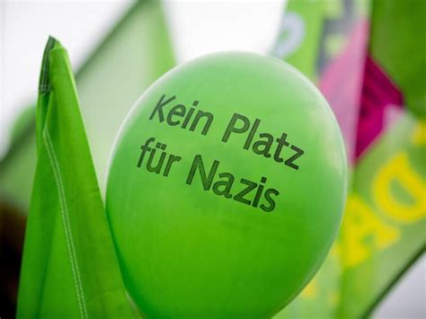 Stein Und Flaschenw Rfe Bei Protest Gegen Neonazi Aufmarsch