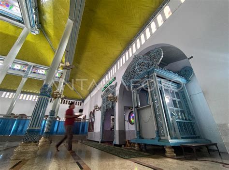 Masjid Al Muhajirin Dengan Interior Berusia Abad Antara Foto