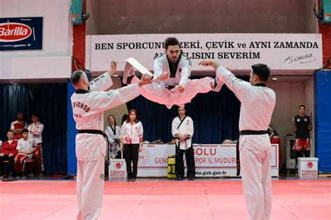 Bolu da tekvando ve kick boks sporcularının gösterisi ilgiyle izlendi