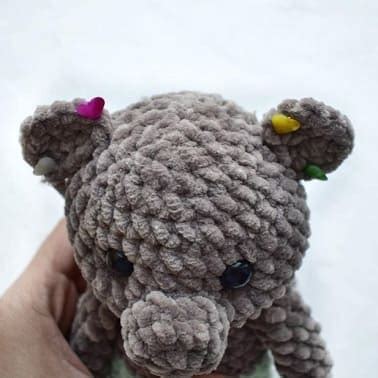 crochet-bear-sewing-the-ears | Amigurumi Space