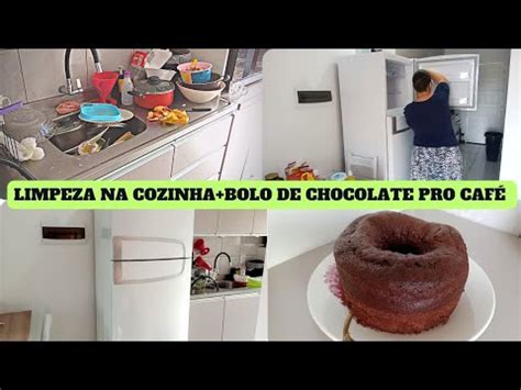 Tava uma bagunça só muita sujeira Lavei tanta louça Fiz bolo de