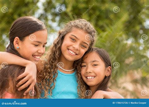 Grupo Diversificado De Amigos Brincando E Rindo Foto De Stock Imagem