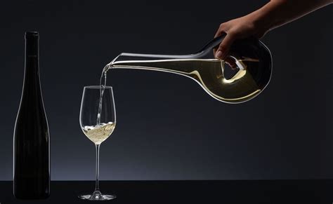 This Crystal Wine Decanter Has an Adorable Heart-Shaped Handle