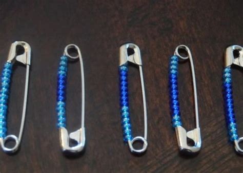 Женщина нанизала 12 бусин на булавку. Узнав, что из этого вышло, я дала ...