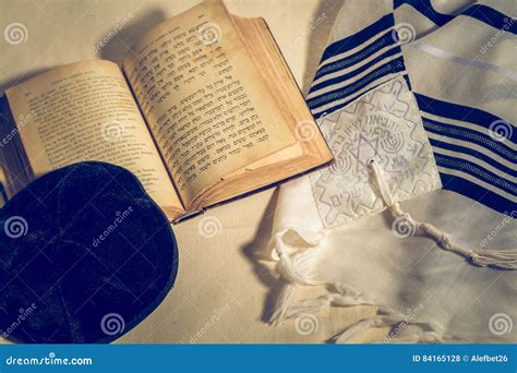 Talit Kippah E Siddur Objetos Rituais Judaicos Foto De Stock