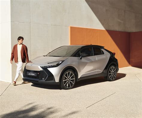 Toyota Prezint Noua Genera Ie A Suv Ului C Hr Motoriz Ri Hibride Cu