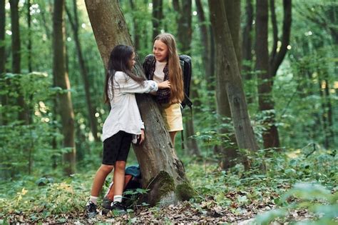 De P E Olhando Uma Para A Outra Duas Garotas Est O Na Floresta Tendo