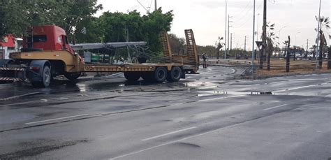 Carreta derruba poste arrasta fiação e interdita avenida no Bairro