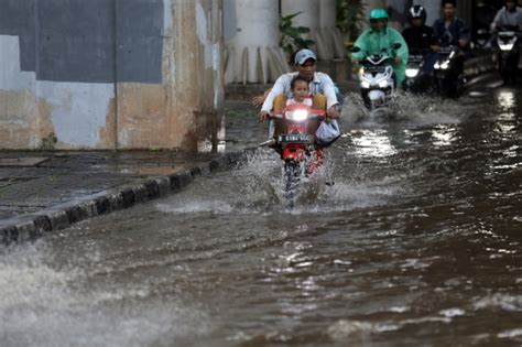 Foto Genangan Banjir Di Jalan Ciledug Raya Cipulir Hambat Kelancaran