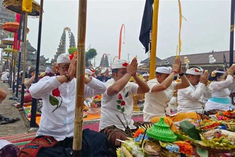 Karya Pujawali Ngusaba Kedasa Di Pura Ulun Danu Batur Kasineb