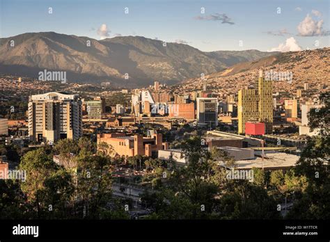 Vista Desde El Cerro Nutibara En El Centro De Medellín Con Rascacielos