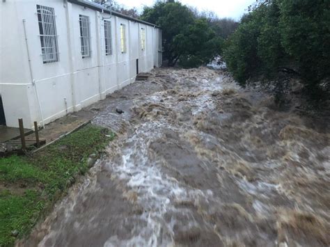 Kyk Stellenbosch Oorstromings Munisipaliteit Werk Oortyd Om Hulp Te