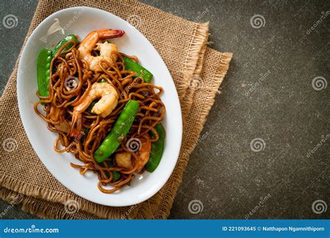 Gebratene Yakisoba Nudeln Mit Gr Nen Erbsen Und Garnelen Stockbild