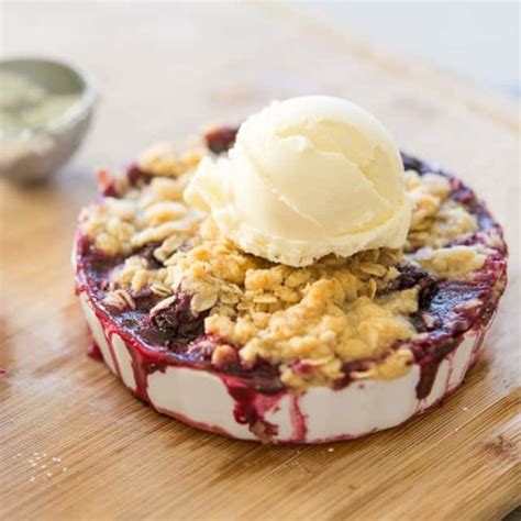 Blackberry Crisp Easy Fruit Crisp Recipe With Vanilla Ice Cream