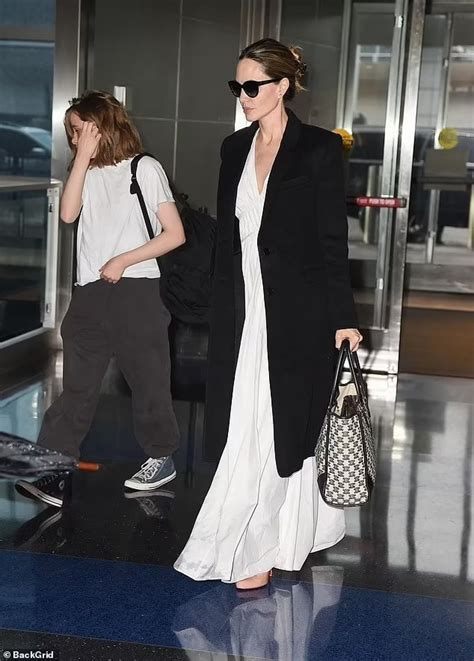 Angelina Jolie Spotted At The Jfk Airport With Daughter Vivienne R