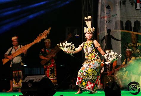 RS Photowork Salah Satu Tarian Tradisional Dari Suku Dayak