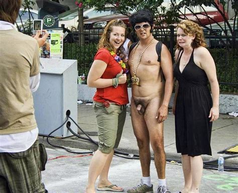 Naked guys among clothed women порно