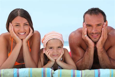 Familia Feliz En La Playa Imagen De Archivo Imagen De Crianza 34602087