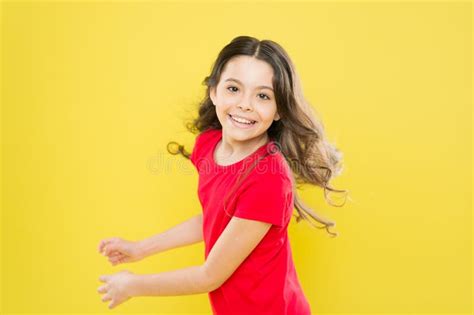 Sourire De Petite Fille Fille Heureuse Avec De Longs Cheveux Boucl S