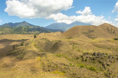 Menikmati Keindahan Kawah Wurung