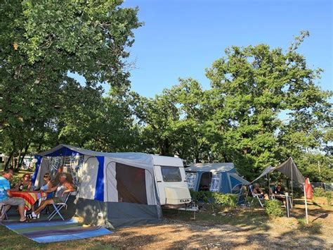 Emplacement Confort Camping Koawa Les Reflets Du Quercy Piscine