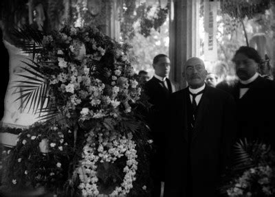 Victoriano Huerta Y Aureliano Urrutia Junto A Corona De Flores