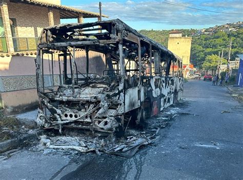 Nibus Incendiado Por Criminosos No Bairro Vista Alegre Em Ibirit