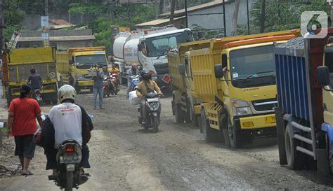 Potret Jalan Di Parung Panjang Bogor Yang Rusak Parah Akibat Truk