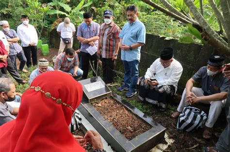 Jelang HPN 2022 Pengurus Dan Anggota PWI Jateng Ziarah Ke Makam