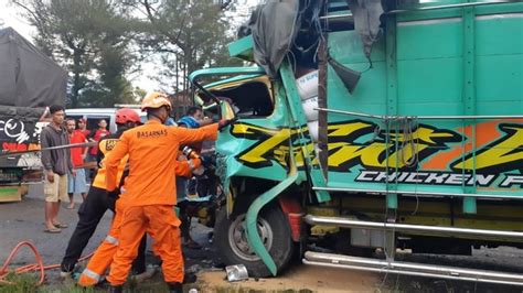 Kecelakaan 2 Truk Di Kulon Progo Sopir Diduga Ngantuk 1 Orang