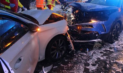 Opel schleudert auf glatter Straße in Seat beim Abschleppen fängt