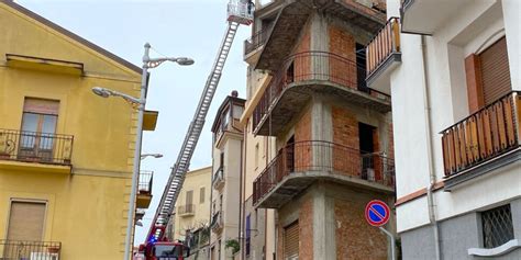 Calcinacci Si Staccano Da Un Edificio A Sant Agata Militello