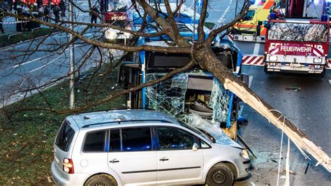 Schwerer Unfall In Heilbronn Linienbus F Hrt Auf Auto Auf Ein Toter