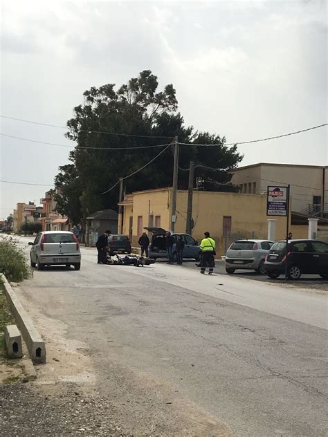 Marsala Incidente In Via Trapani Si Scontrano Auto E Moto Ci Sono Feriti