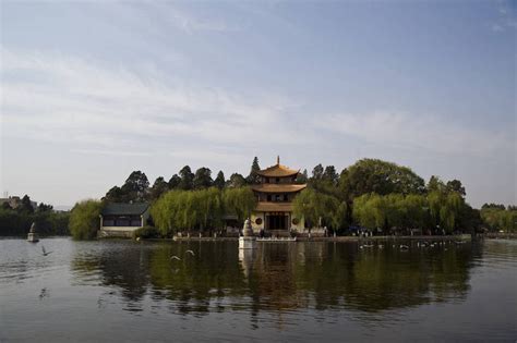 无人横图彩色室外白天旅游度假湖名胜古迹标志建筑城市地标建筑昆明中国遗迹水鸟图片建筑群古典古迹历史