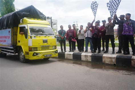 Yohanes Ontot Melepas Keberangkatan Pendistribusian Logistik Pemilu