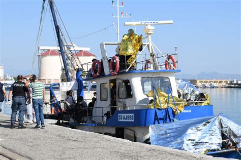 Nuovo Sbarco A Crotone Oltre Cento Migranti Arrivati A Bordo Di Un