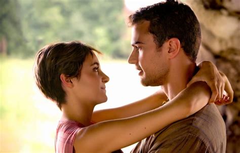 Photo Wallpaper Theo James Shailene Woodley Divergent Tris