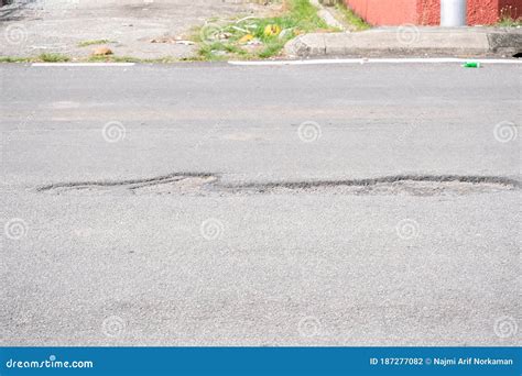 Buracos Na Estrada Que Podem Danificar Um Carro Foto De Stock Imagem