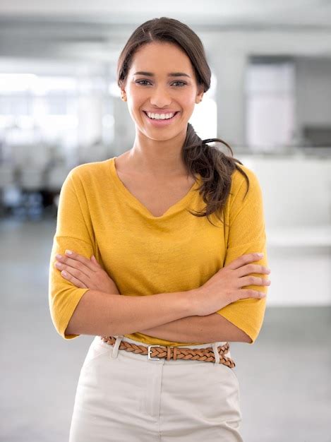 Llevando su sonrisa al trabajo todos los días Retrato recortado de una