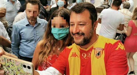 Matteo Salvini A Benevento Senza Mascherina Paga Euro Di Multa Al