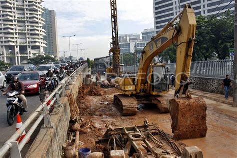 Penutupan Jalan Antara Foto