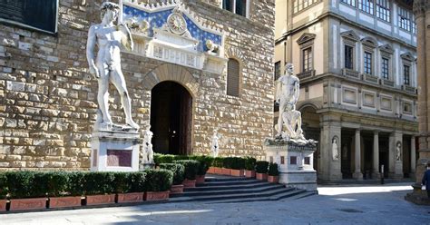 Nudo Su Una Statua In Piazza Della Signoria A Firenze Con La Scritta