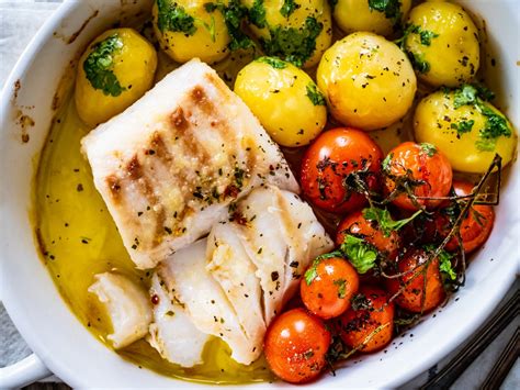 Filé De Bacalhau Assado Com Batata E Tomate Cereja Uma Delícia Mediterrânea