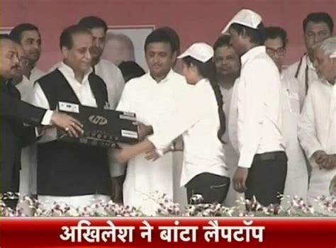 अखिलेश यादव का गाजियाबाद दौरा आठ हजार छात्रों को बांटे फ्री लैपटॉप Uttar Pradesh Cm Akhilesh