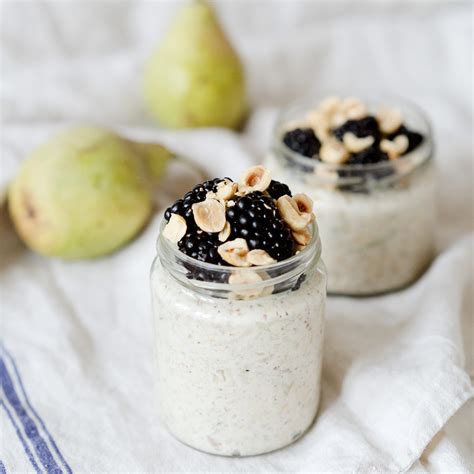 Overnight Oats mit Haselnüssen Birnen und Brombeeren