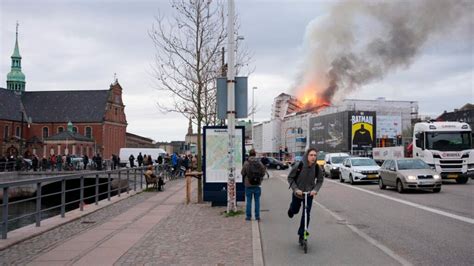 Un incendio arrasa el histórico edificio de la Bolsa de Copenhague